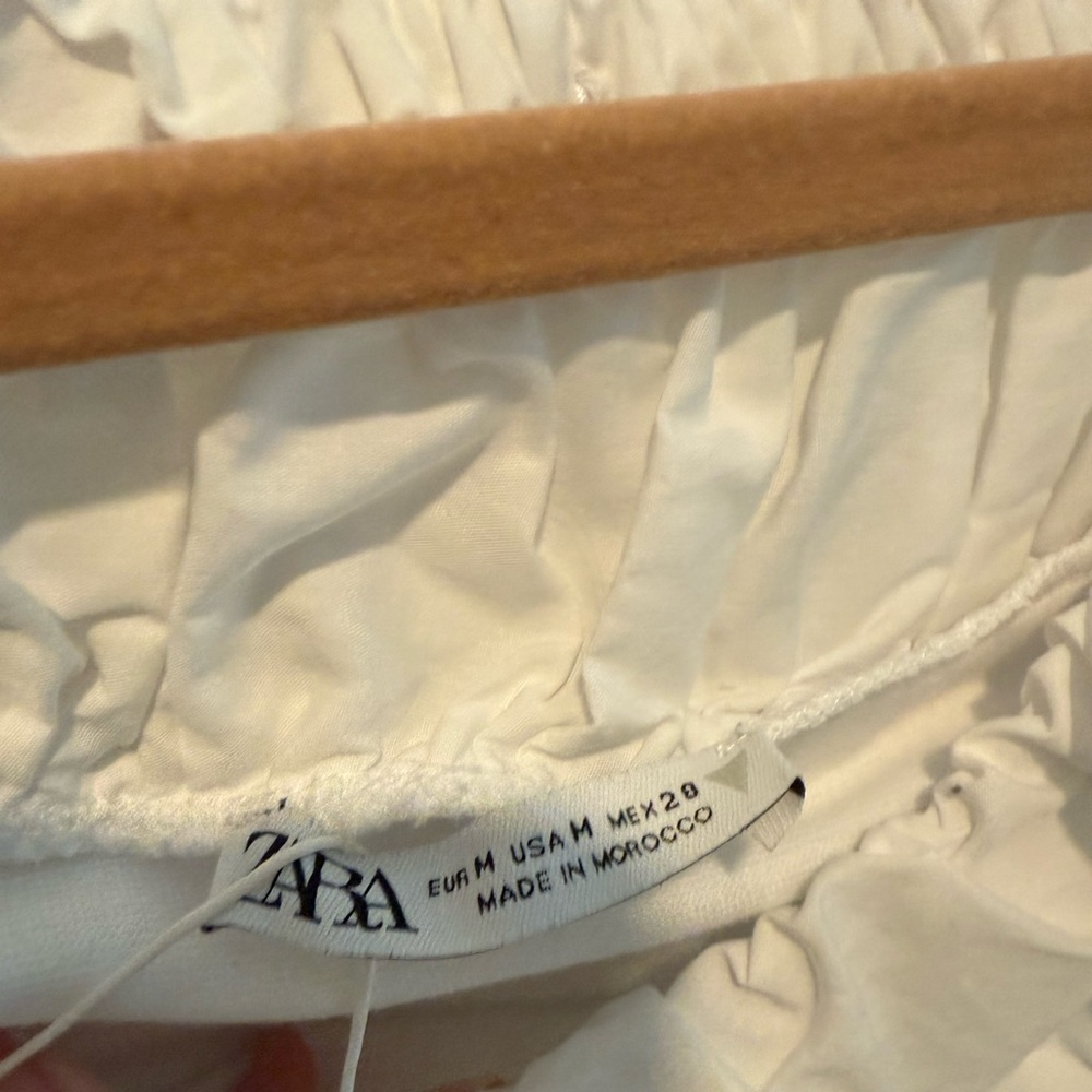 NWT!  Zara , Off-Shoulder Ruffle Top size medium - Picture 3 of 4